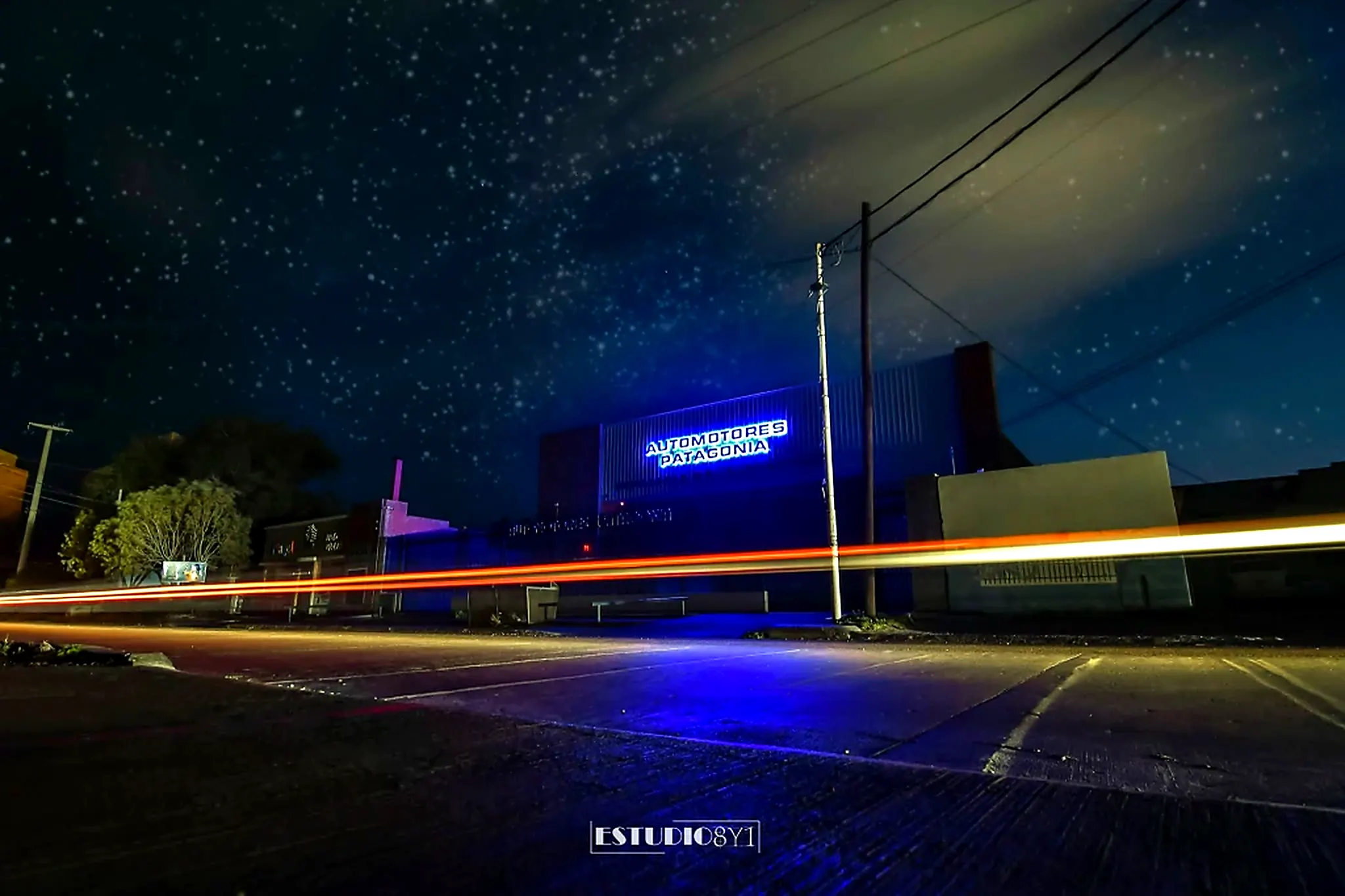 Frente de Automotores Patagonia iluminado de noche, en Bernardino Rivadavia 262, Río Gallegos.